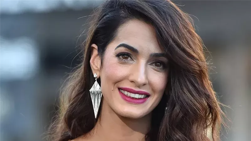فستان أمل كلوني الأزرق يخطف الانظار .. كأحدث صيحات صيف 2025