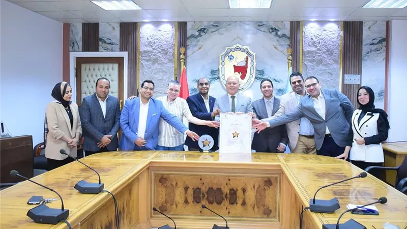 تكريم فريق عمل مستشفيات سوهاج الجامعية عقب حصولها علي وسام التميز 