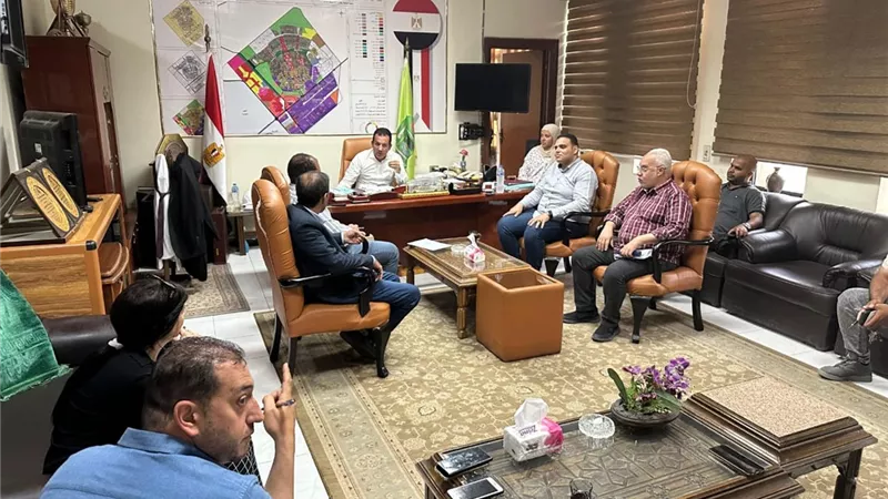 العاشر من رمضان: تعزيز معايير السلامة والجودة ومتابعة المشروعات في المدينة