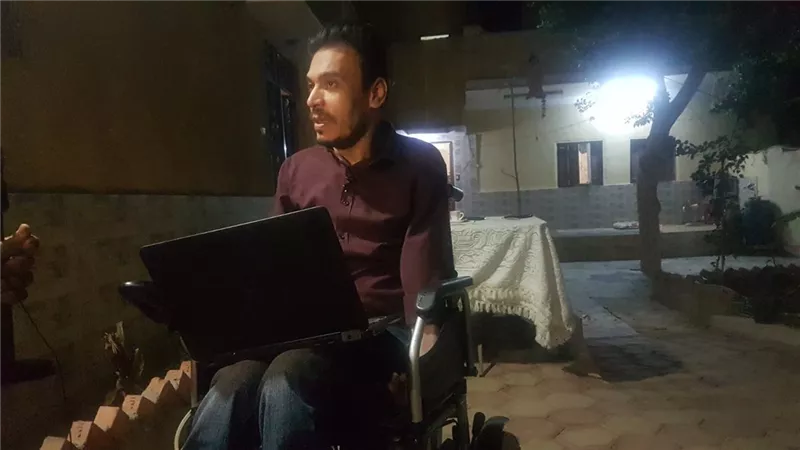 يكتب بلسانه.. هشام نادي تحدى الشلل بكتابة التاريخ: أحلم بنشر العلم بين الجميع