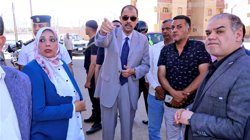 محافظ سوهاج يتفقد موقف سيارات الأجرة وموقع إنشاء السوق الحضري بالكوثر