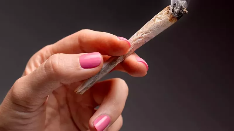 دراسة: تعاطي النساء الماريجوانا أثناء الحمل يؤدي للولادة المبكرة