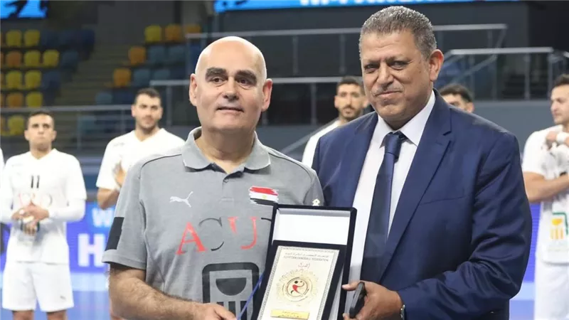 خالد فتحي يكرم كارلوس باستور ويهديه درع اتحاد اليد