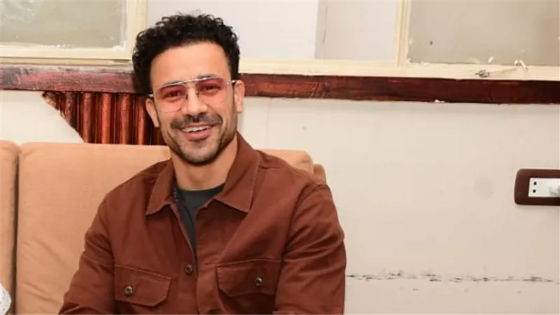 أحمد داود يهرب من الكاميرات على الريد كاربت في مهرجان الجونة السينمائي