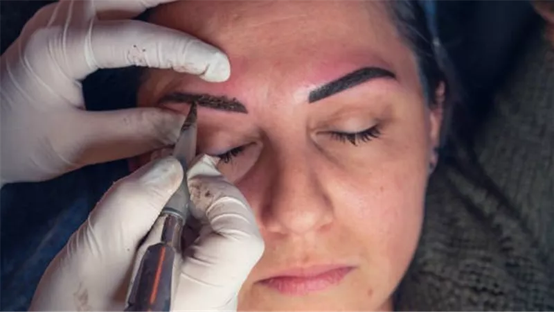 هل إزالة شعر الحاجبين تعد نمصا محرما؟.. أمين الفتوى يجيب