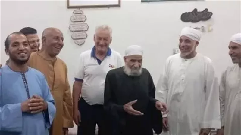 غير اسمه لـ محمود.. سائح ألماني يشهر إسلامه في ساحة الشيخ الرملي بالأقصر