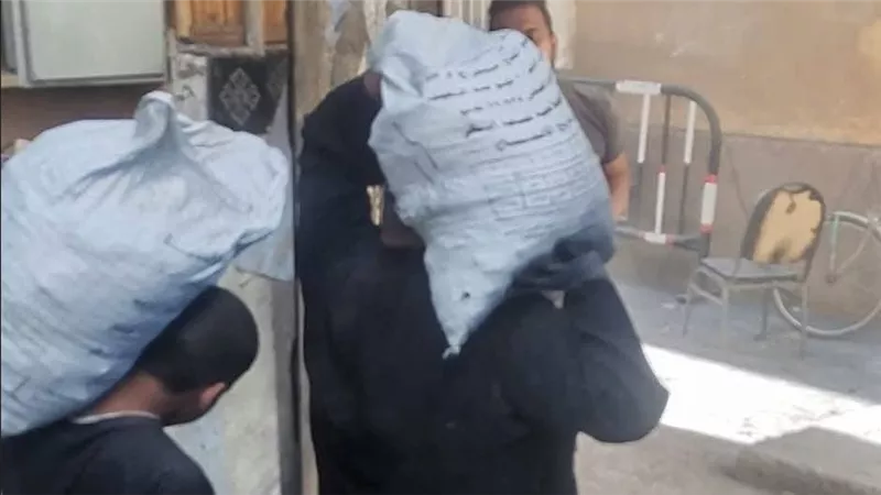بعد انتهاء التحقيقات.. كاهن كنيسة قفط بقنا وأبنائها يرفعون أنقاض الحريق