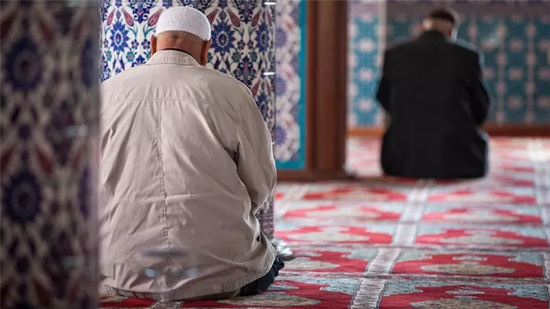  دار الإفتاء توضح من له الأولوية فى إمامة الصلاة.. العالم أم الحافظ؟ 