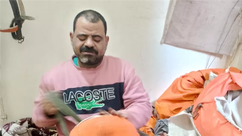 دلع حصانك.. علاء الكفيف أخصائى تجميل الحيوانات بشبين القناطر: نفسي في معاش