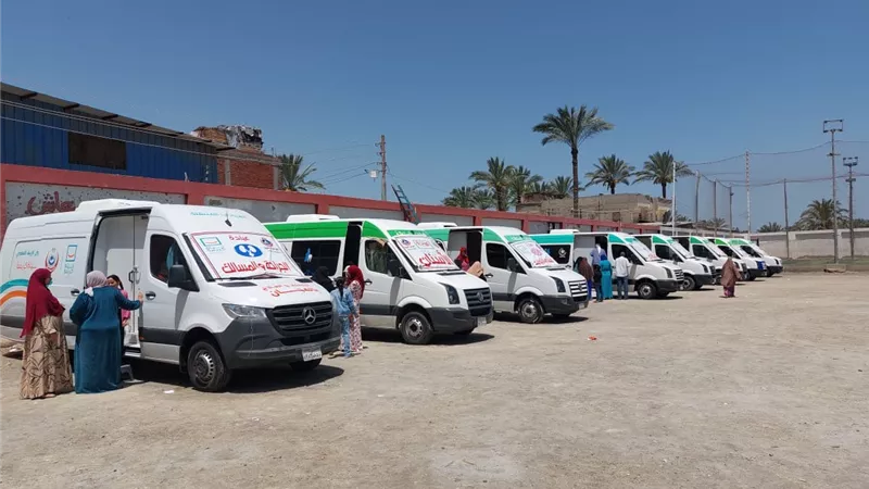 الكشف الطبي بالمجان على 1575 مواطن في قافلة طبيه بدمياط