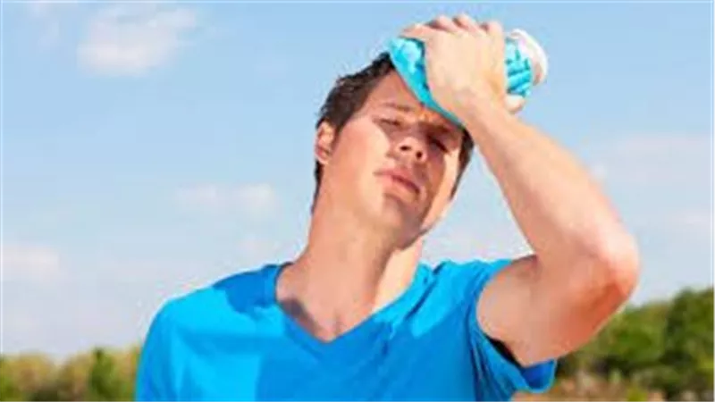 مع استمرار ارتفاع درجات الحرارة.. نصائح لتفادي الإصابة بضربات الشمس