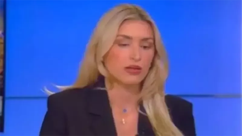 فيديو صادم.. محللة سياسية تنهار على الهواء، والمذيع يتدخل بشكل غير متوقع