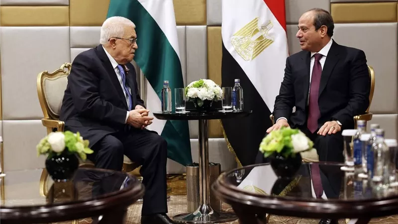 الرئيس الفلسطيني يشيد بالدور المصري في رفض تهجير أهالي غزة
