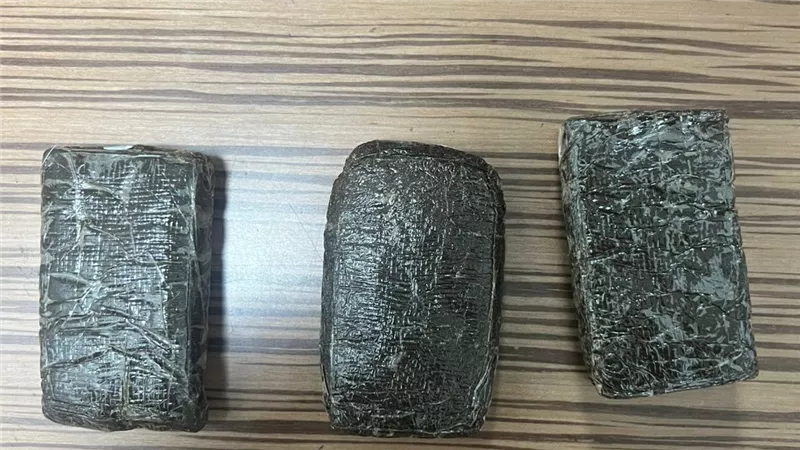 تجار الكيف فى قبضة الأمن ببنى سويف وبحوزتهم 33 فرش حشيش 