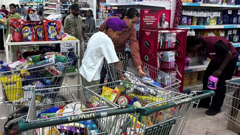 أرفف فارغة.. الهنود والباكستانيون يخزون الطعام استعدادا للحرب