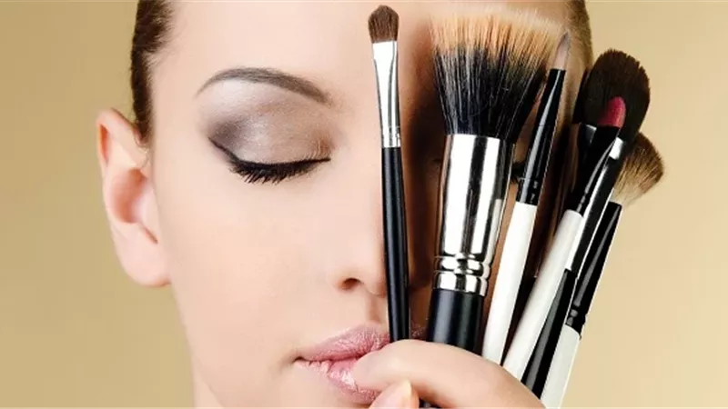 حكم الوضوء بالمكياج.. متى يجب إزالته؟ ومتى يصح الوضوء به؟