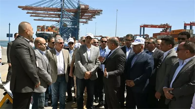 رئيس الوزراء يزور شركة قناة السويس للحاويات بميناء شرق بورسعيد