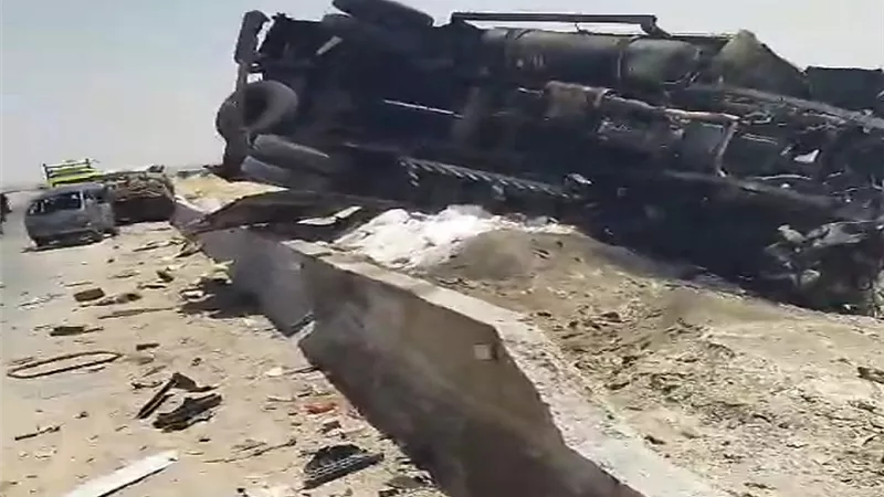 مصرع شخص وإصابة 3 آخرين في حادث تصادم بين سيارتين بمطروح (صور)