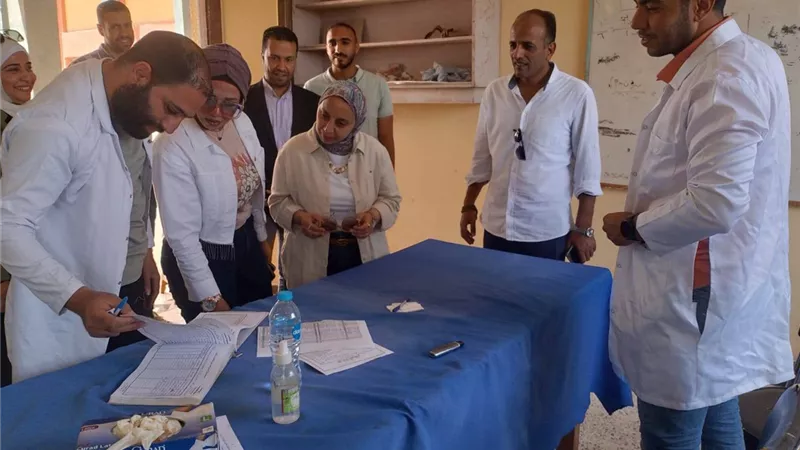 وكيل وزارة الصحة تتابع القافلة الطبية بقرية الكوع بالقصاصين