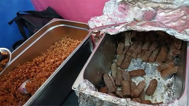 من فكرة بسيطة إلى قرار وزارى..  بالصور قصة تعميم الوجبات الساخنة في المدارس 