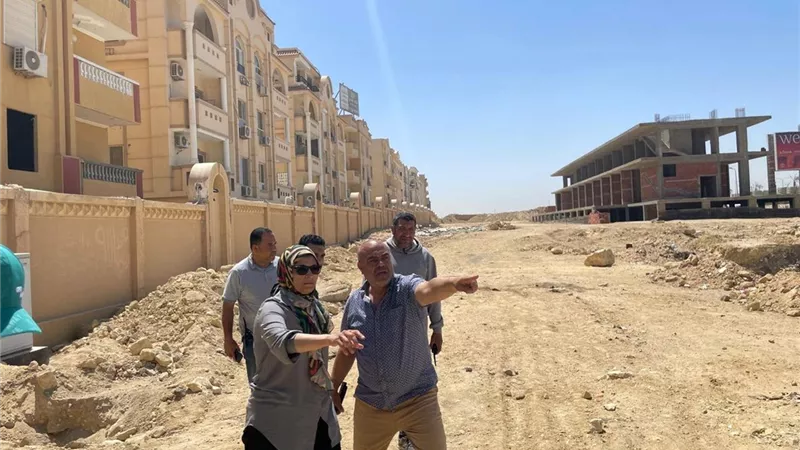 رئيس جهاز مدينة الشيخ زايد تتابع أعمال تطوير ورفع كفاءة الطرق يالشيخ زايد 