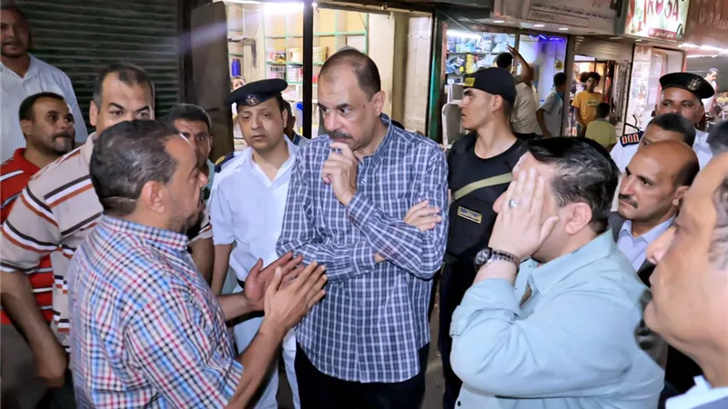 محافظ سوهاج يواصل جولاته الميدانية لمتابعة انضباط الشوارع والأسواق 