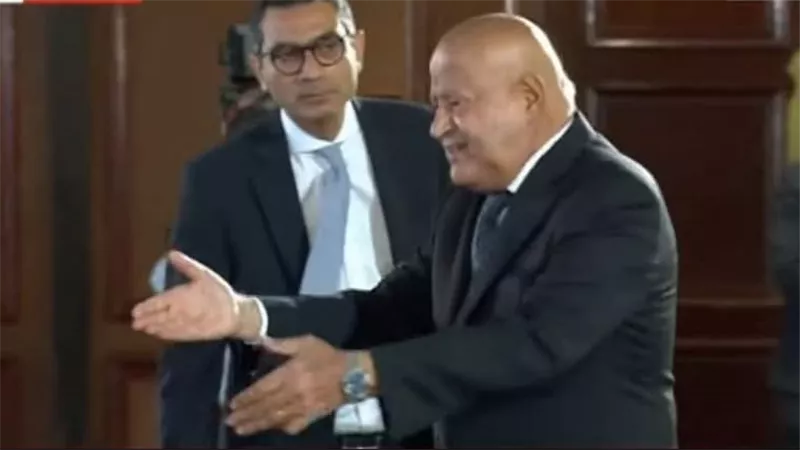 المرض يجبر المصيلحي على التكريم أسفل المنصة.. لفتة إنسانية من مدبولي مع الوزير