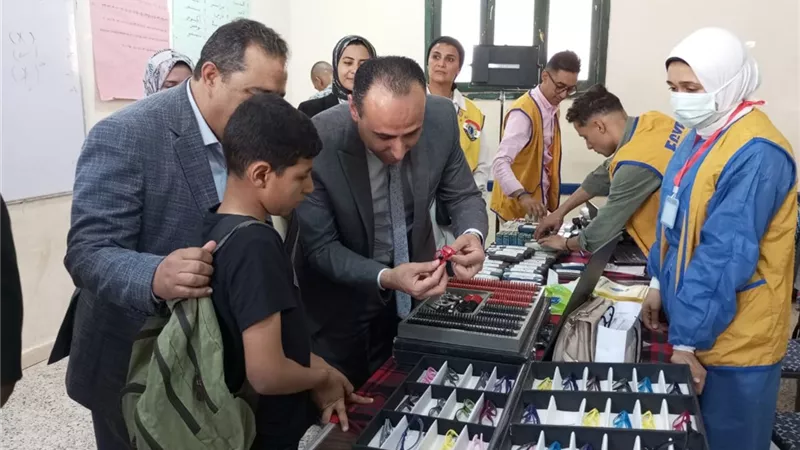 وكيل صحة الشرقية يتابع علاج الحالات الإيجابية بمدرسة الشعب ببلبيس