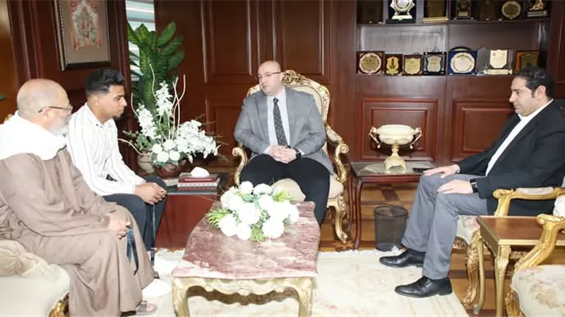 محافظ بني سويف يكرم شابا أنقذ مواطنا من الغرق: نموذج بطولي وإيجابي 