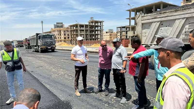 القاهرة الجديدة: تطوير 3800 متر طرق ورفع كفاءة محاور منطقة بيت الوطن
