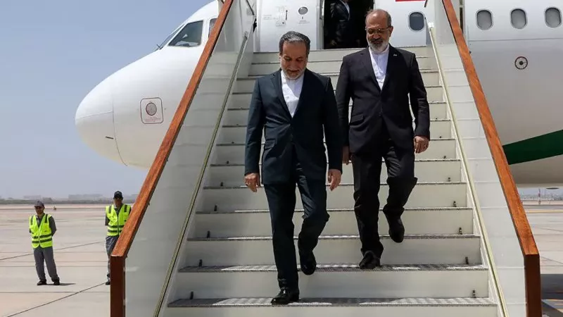 وزير الخارجية الإيراني يصل عمان لبدء محادثات نووية مع واشنطن