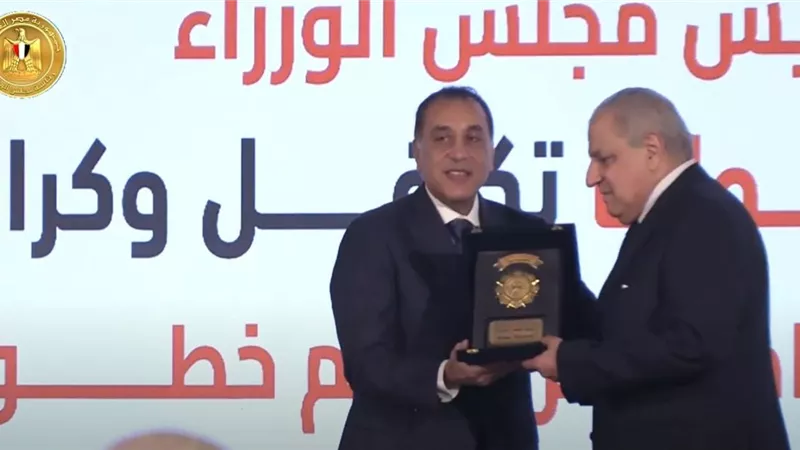 أبرزهم إبراهيم محلب.. تكريم عدد من الوزراء الداعمين لـ 
