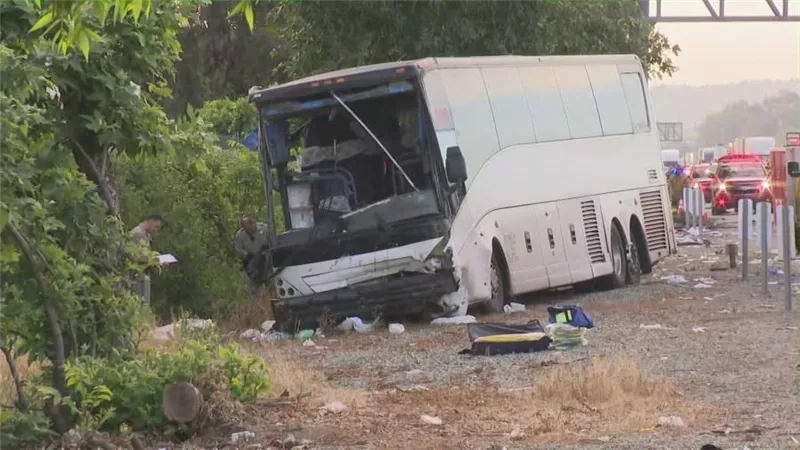 حادث حافلة سياحية يُودي بحياة شخص ويصيب 32 آخرين في لوس أنجلوس