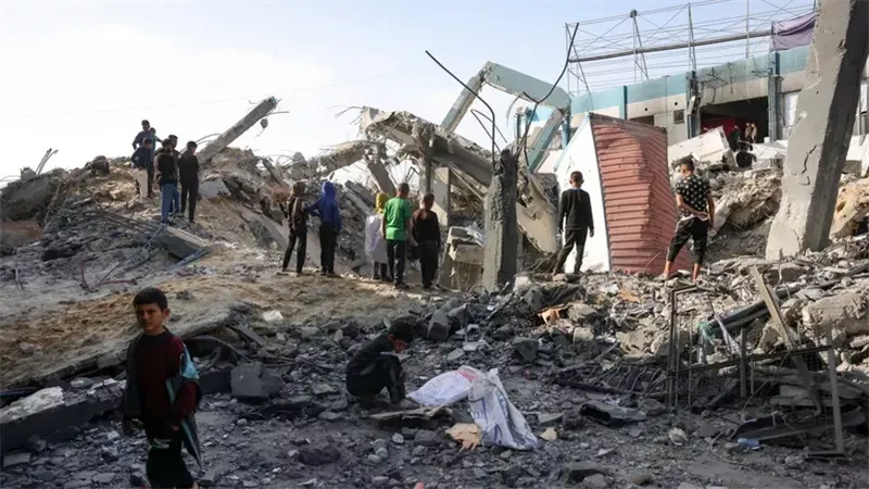 ليلة دامية: 15 شهيدا جراء غارة إسرائيلية على مدرسة للنازحين