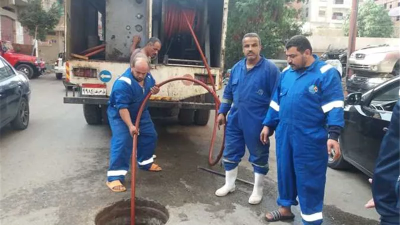 مياه القناة: حملة مكثفة لأعمال تطهير وصيانة بيارات المحطات وشبكات الصرف  