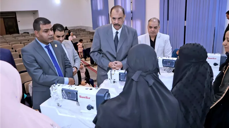 محافظ سوهاج يسلم ماكينات خياطة للسيدات الأولى بالرعاية (صور)