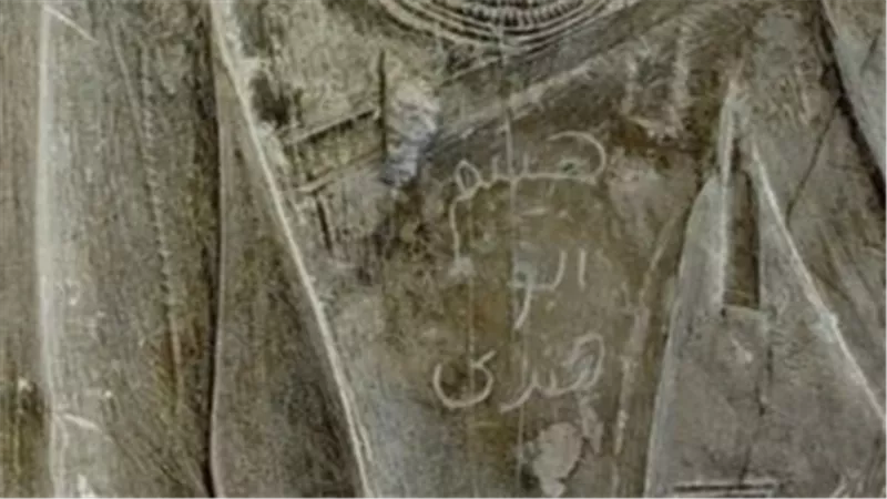 تشويه مقبرة أثرية في سقارة .. بتوقيع «هيثم أبو هندي» | صور 