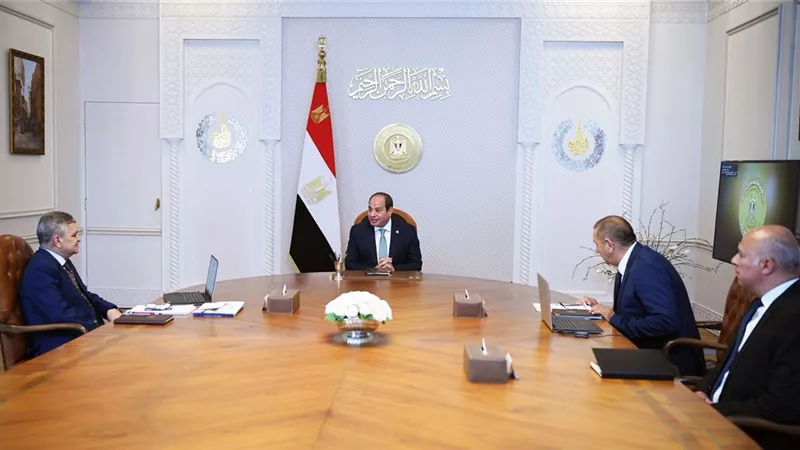  السيسي يجتمع مع رئيس هيئة قناة السويس لمتابعة تطورات حركة الملاحة بالقناة 