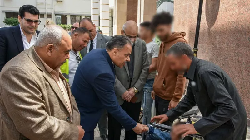 محافظ الشرقية يسلم كراسي متحركة وأطراف صناعية وأحزمة طبية لذوي الهمم