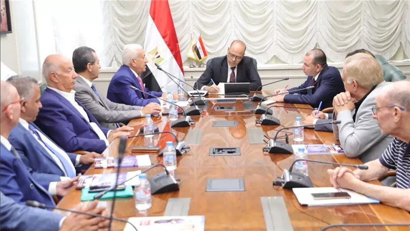 وزير العمل يناقش أوضاع العاملين في المدارس الخاصة ويؤكد التنسيق مع التعليم