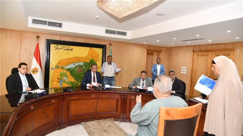 «دعم وتمكين».. محافظ الفيوم يوجه بتوفير مساعدات ومشروعات صغيرة للأولى بالرعاية