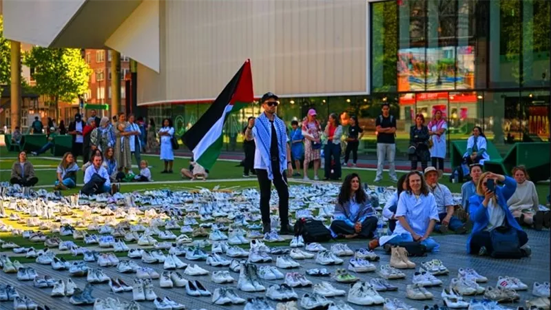 هولندا تنشر 1400 زوج من الأحذية البيضاء تكريمًا للأطباء الذين استشهدوا في غزة