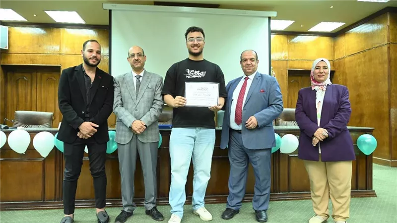 عميد خدمة أجتماعية بالفيوم يشهد حفل ختام الأنشطة وتكريم المتفوقين 