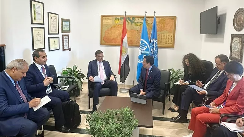 الأفات العابرة وصغار المزارعين .. أولويات التباحث بين وزير الزراعة ومدير الفاو