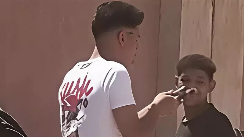 دائم التحرش بهن.. شاب يحمل صاعقا كهربائيا لترهيب الفتيات أمام مدرستين بالفيوم