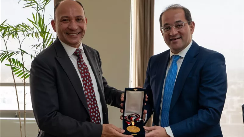 وزير المالية يُكرِّم نائب رئيس مصلحة الضرائب بمناسبة بلوغه سن التقاعد