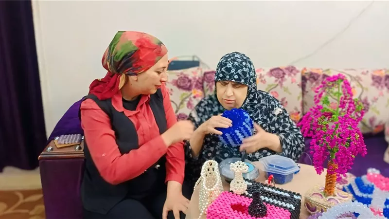 النور مكانه في القلوب.. أحلام كفيفة وتبدع في تنسيق ألوان الخرز بالإسماعيلية