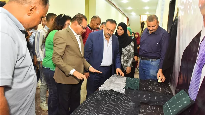 لإحياء الحرف التراثية..  محافظ أسيوط يتفقد تدريب 60 فتاة على صناعة 