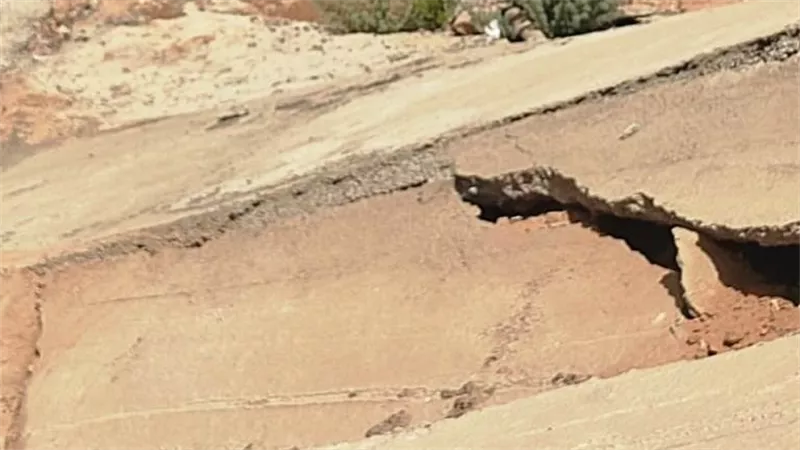 بعد إنهياره جزئيا.. محافظ أسوان يشكل لجنة هندسية لمعاينة كوبرى الخزان البديل