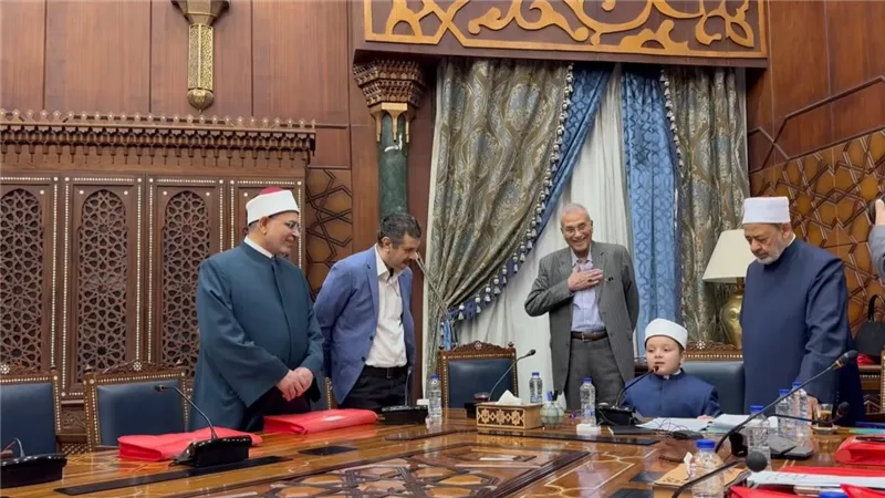 شيخ الأزهر يكرم طفلا أزهريا ويستمع إليه واقفا ويجلسه على كرسيه الخاص.. فيديو